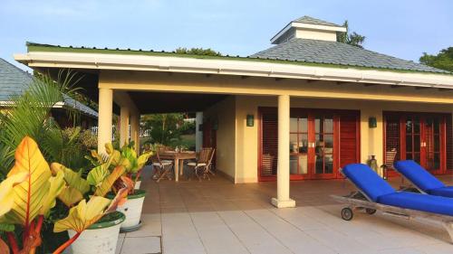 Caribbean Villa with pool and views in Port Elizabeth