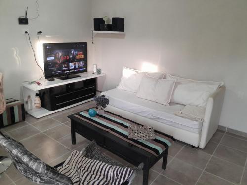 Shared lounge/TV area, Chalet arena in General Roca