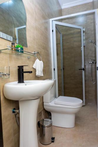 浴室, Beautiful, serene and relaxing, 3bd rm, 3 Guest in 阿布里