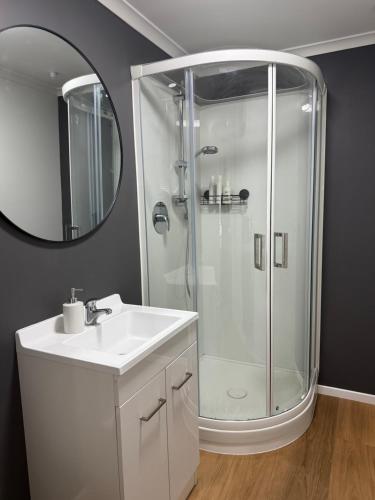 Shower, Cosy Studio Retreat in North Wellington