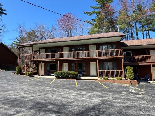 Mohican Resort Motel, Conveniently located to all Lake George attractions