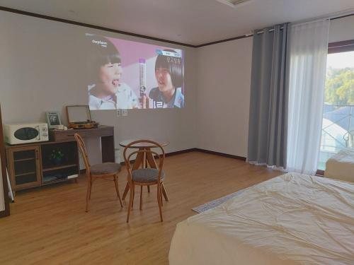 1 double bed, 1 twin bed