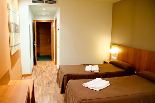 2 twin beds
