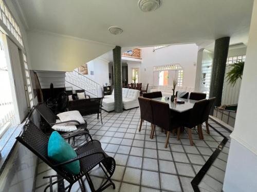 Aruanã Yellow House