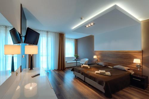 1 queen bed, 1 twin bed