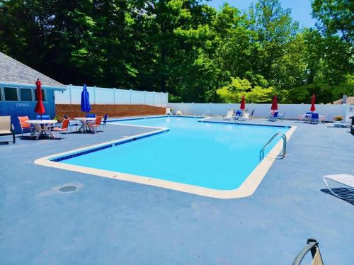 6 BD Smith Mountain Lakefront Escape sunset