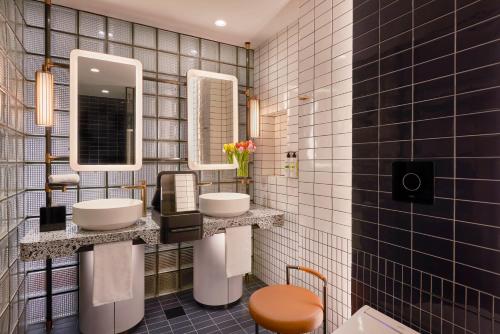 room detail thumbnail 2