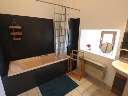 Gîte de caractère avec billard, cheminée, jardin clos et animaux acceptés - FR-1-742-611 Gîte de caractère avec billard, cheminée, jardin clos et animaux acceptés - FR-1-742-611