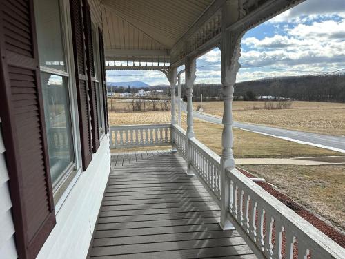 Big Old Farm House in เซลิงโกรฟ