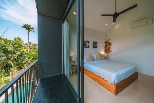 Villa RIZR: Industrial 3BR villa nearby Berawa Beach - image 2