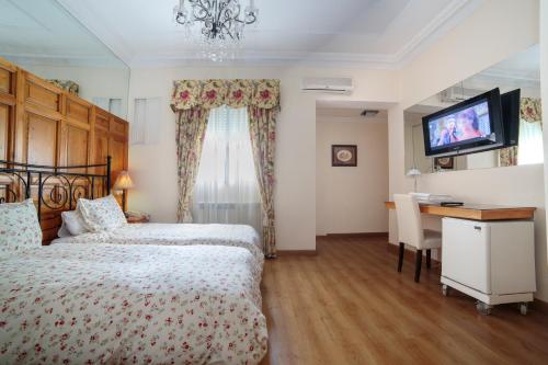 Hostal Adria Santa Ana - image 14