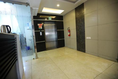 Lobby, Hotel Starlight Chennai near DLF,L&T,Miot,Tradecenter,Ramachandra medical coll in Chennai