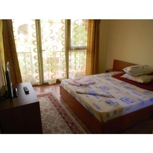 1 queen bed, 1 twin bed