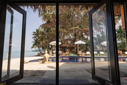 Lipa Lodge Resort near Lipa Noi Beach
