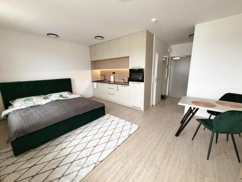 Luxury Studio - Walk to Airport - Free Parking - Self Check in, Bratislava