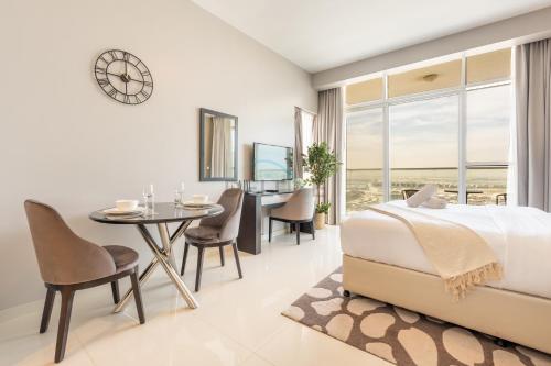 High-Rise Studio Near the Golf Club and Mall with a Community View,Damac Hills Artesia Tower D, Dubailand by Deluxe Holiday Homes, Dubai (foto 7)