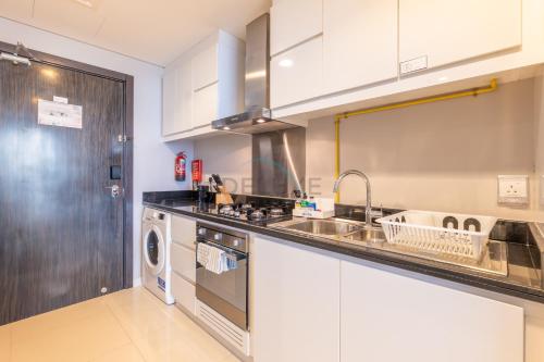 High-Rise Studio Near the Golf Club and Mall with a Community View,Damac Hills Artesia Tower D, Dubailand by Deluxe Holiday Homes, Dubai (foto 8)