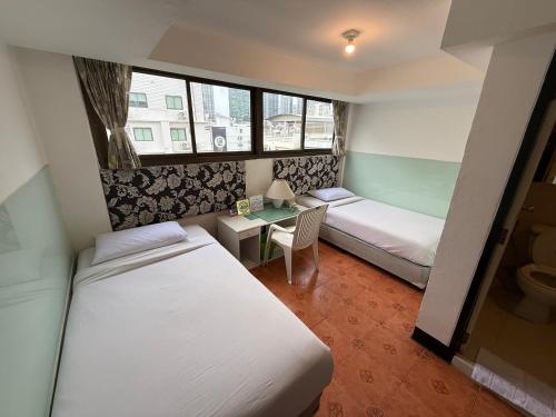 room detail thumbnail 1