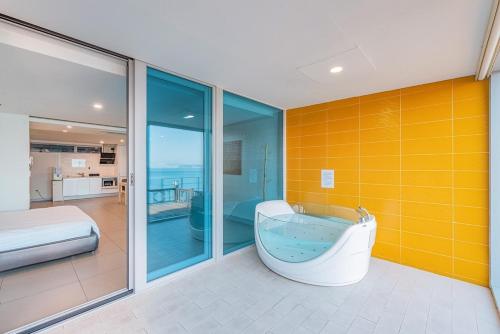 room detail thumbnail 2