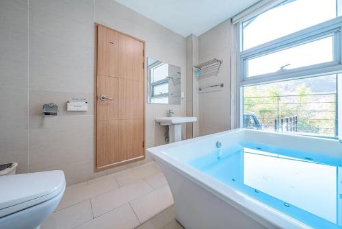 room detail thumbnail 2