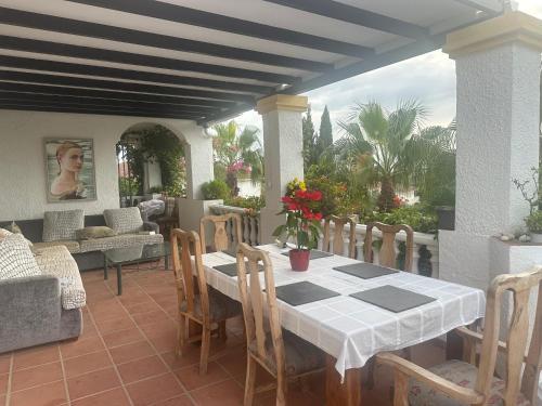 Casa Hermosa Mijas- 7 bedroom villa-sleeps 14 in โดนา ปิลาร์