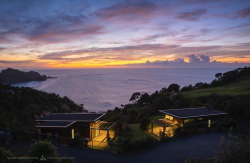 周邊環境, Knights in Residence in 杜都卡卡