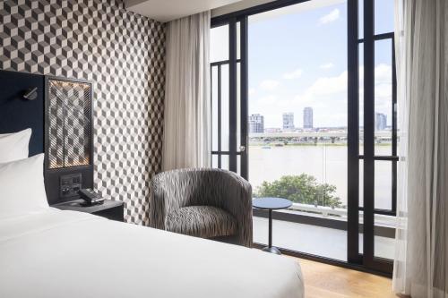 TRIBE Comfort, 1 Queen bed