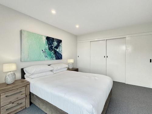 Oceanfront 4-Bed Haven with BBQ & Alfresco Dining