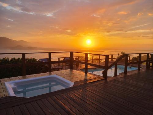 Karstais baseins, Wavecrest Beach Hotel & Spa in Seagulls