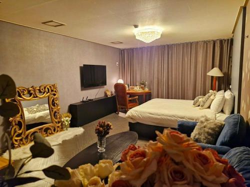 room detail thumbnail 2