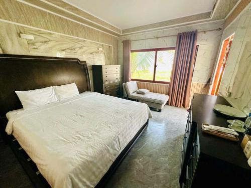 1 king bed, 1 sofa bed
