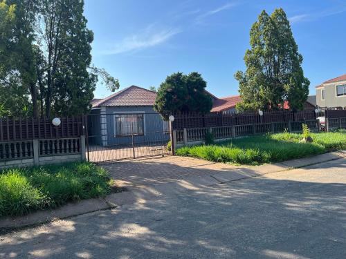 AS contractors accommodation in 布朗賀斯特