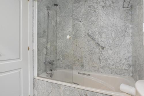 Luxurious 2 Bedroom Apartment in Medina Garden - Puerto Banús - image 9