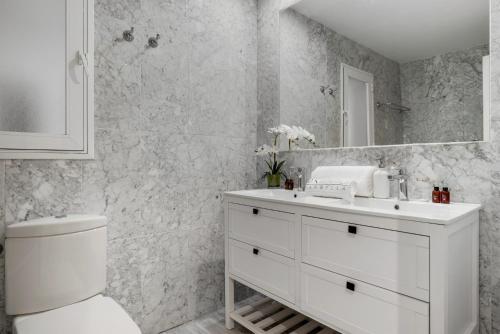 Luxurious 2 Bedroom Apartment in Medina Garden - Puerto Banús - image 10