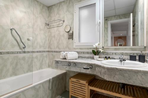 Luxurious 2 Bedroom Apartment in Medina Garden - Puerto Banús - image 5