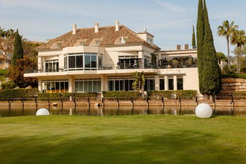 Apartment with large private terrace and panoramic sea views in Elviria Hills Marbella - image 3