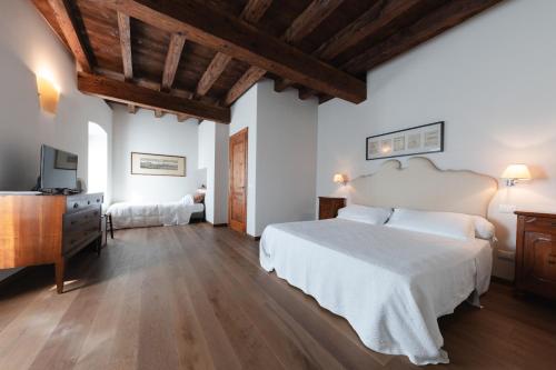 1 queen bed, 1 twin bed