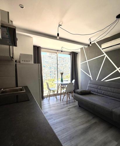 Cozy Apartment with Sea and Mountain Views in Benidorm 2