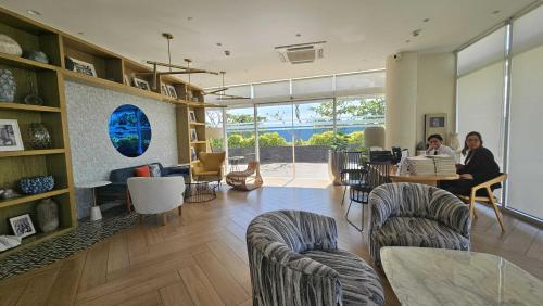OYO 1143 The Emgrand Azure North - 로비