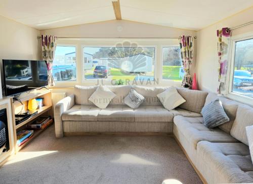 JL Cornwall Newquay Caravan in Trebarber