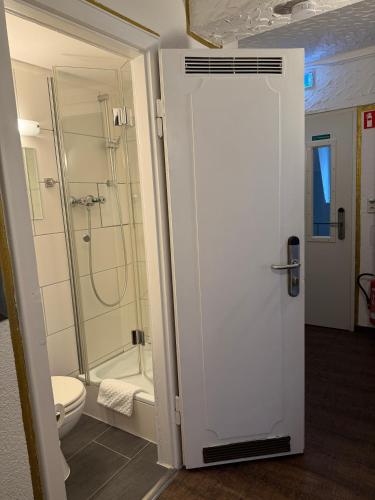 Single Room with Private Bathroom in Hallway image 4