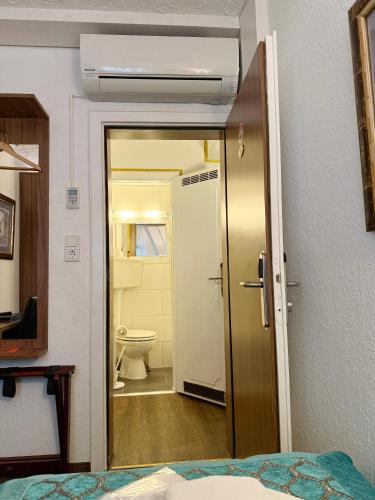 Single Room with Private Bathroom in Hallway image 5
