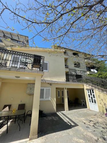 NEWBORN Hostel Budva in Babin Do