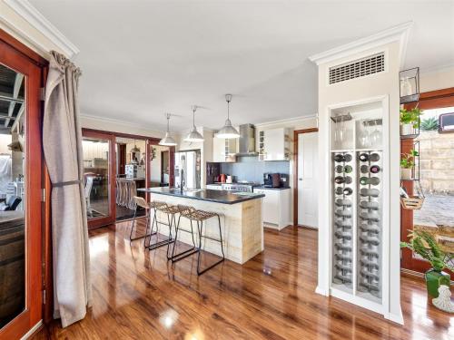 Halls Head Hideaway With Pool Near Beach & Town