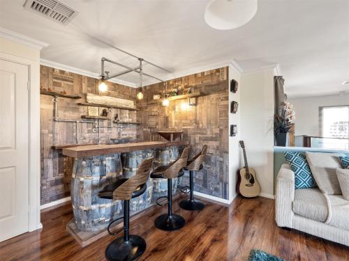 Halls Head Hideaway With Pool Near Beach & Town