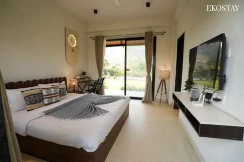 Shared lounge/TV area, Casa Vayu 3 BHK - EKOSTAY in Gold Valley