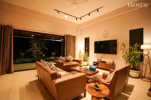 Shared lounge/TV area, Casa Vayu 3 BHK - EKOSTAY in Gold Valley