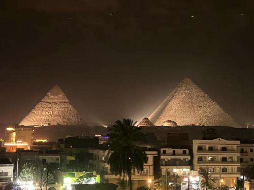 Deluxe Pyramids View Apartment
