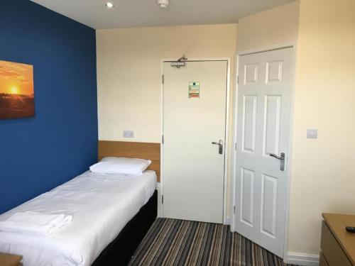 Wave Crest Hotel - main image