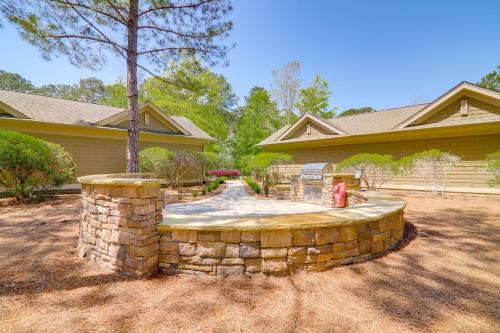 Lakefront Oconee Vacation Rental with Patio and Views! in 格林斯伯勒